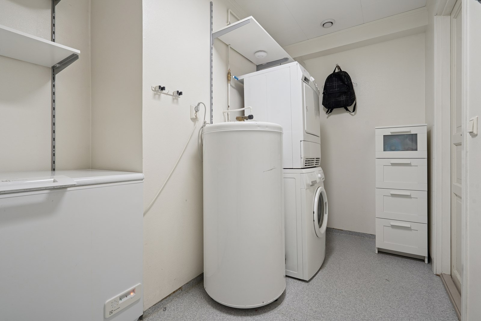 Praktisk vaskerom med varmtvannsbereder og oppbevaring. Galleribilde