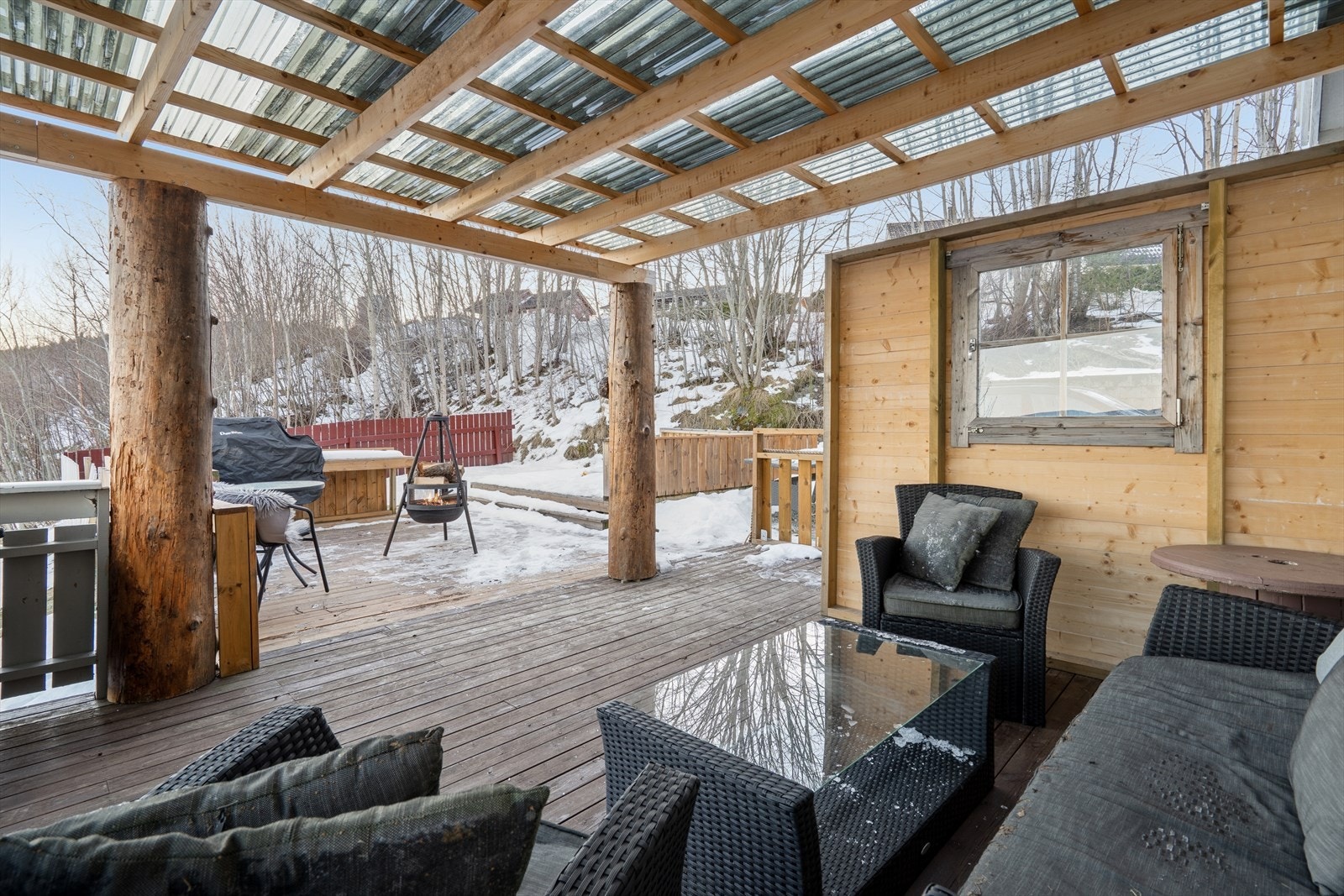 Overbygget uteplass til helårsbruk, skjermet og lune omgivelser. Galleribilde