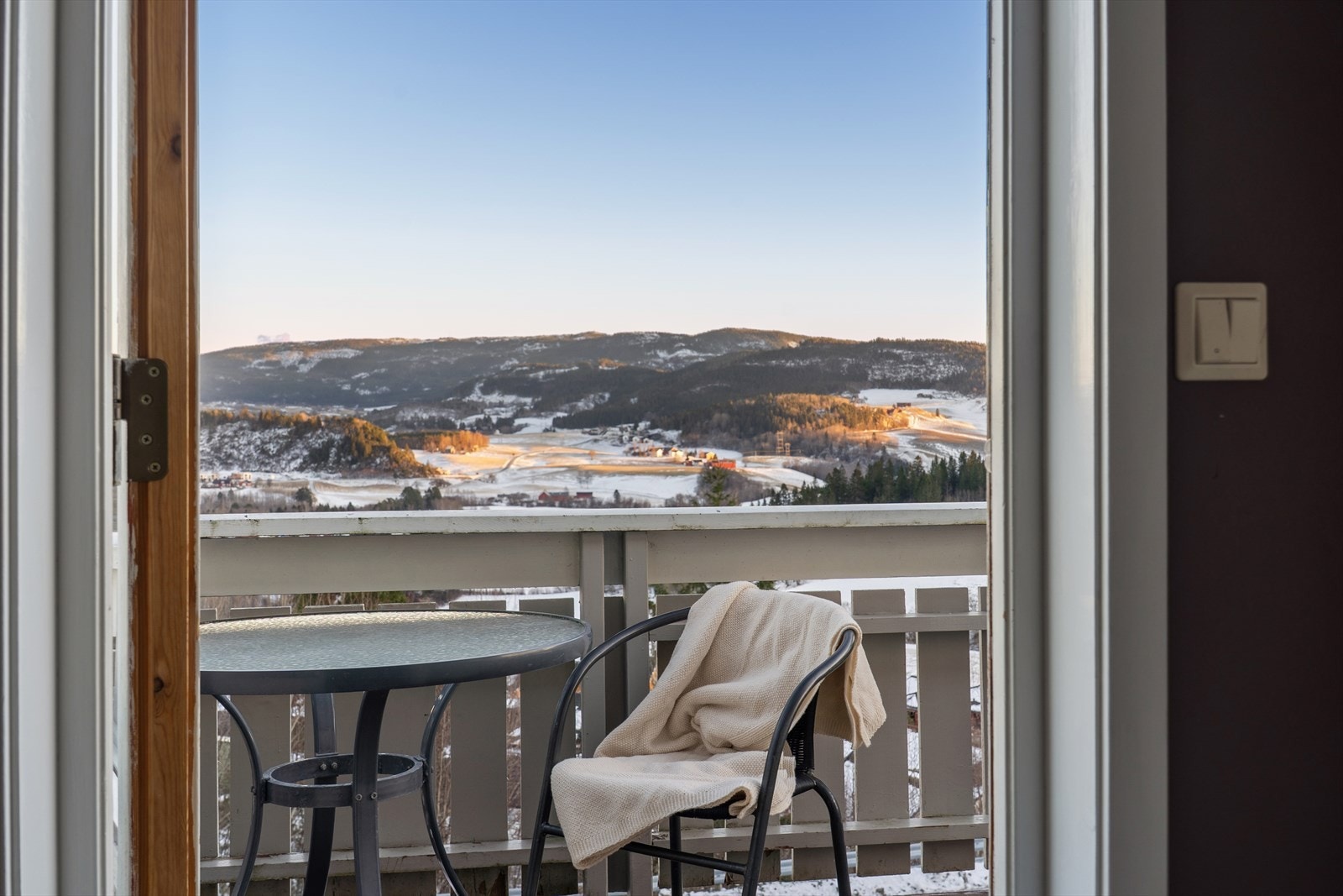 Stor veranda og terrasse, både i sokkel og 1.etasjen. Galleribilde