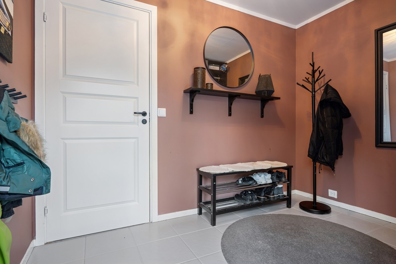 Velkomstområde med god garderobeplass og innbydende atmosfære. Galleribilde