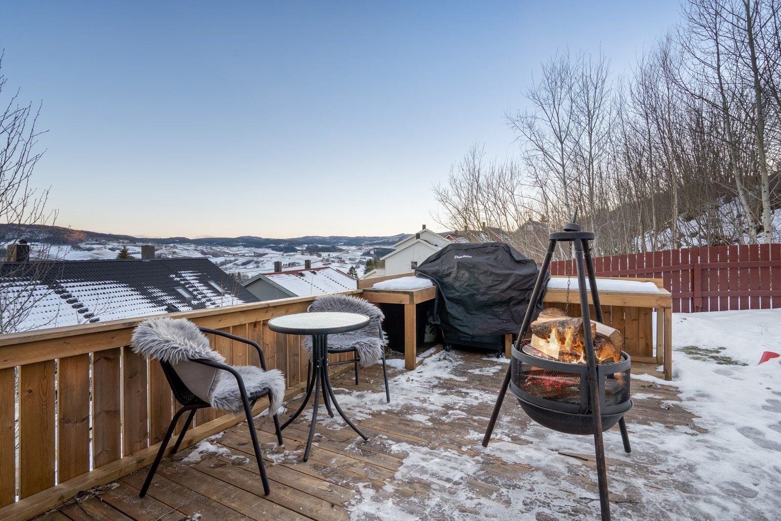Uteplass med sitteområde og vinterpreg, flott utsyn. Galleribilde