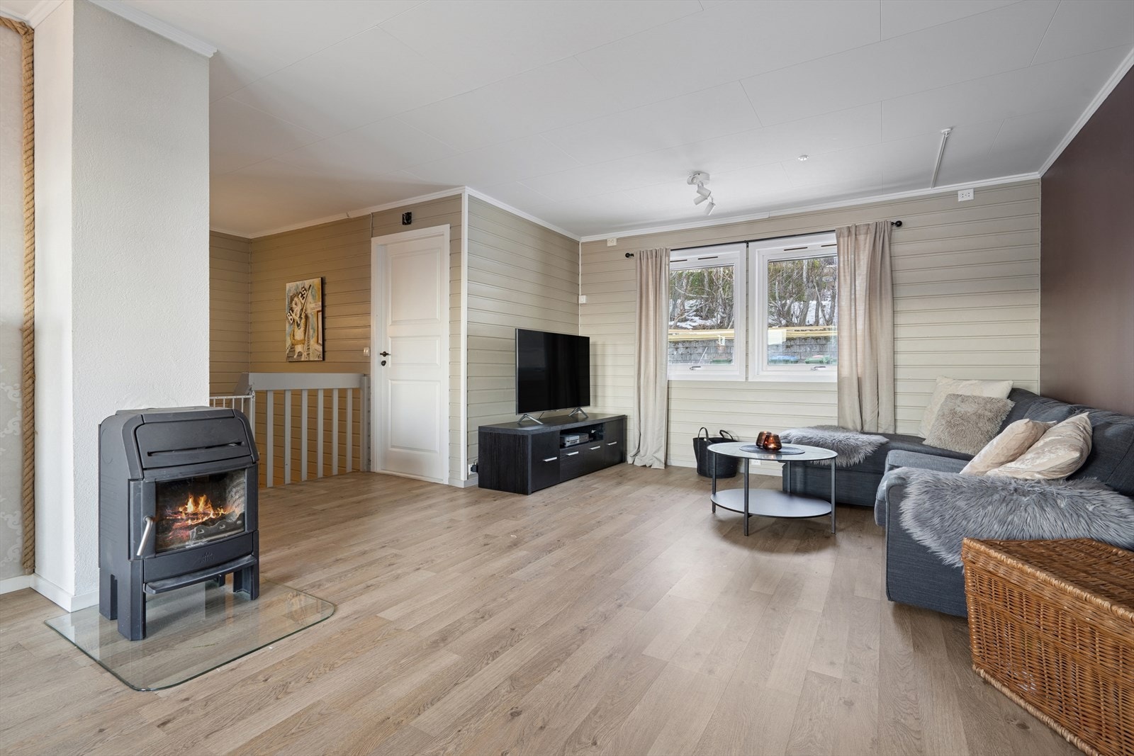 Åpen stueløsning med vedovn og god plass til møblering. Galleribilde