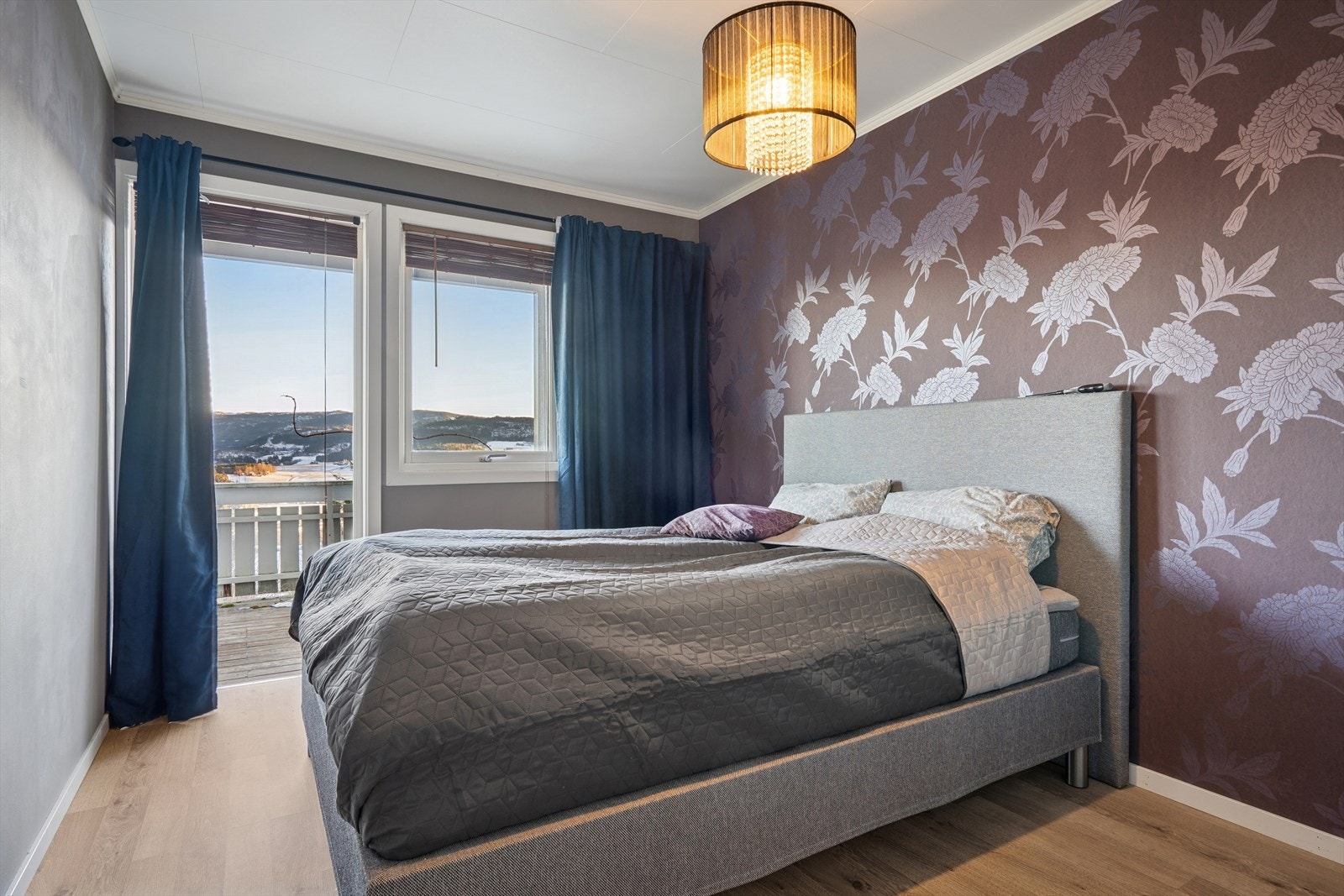 Soverom 1 på 10,3 kvm med egen utgang til terrasse. Galleribilde