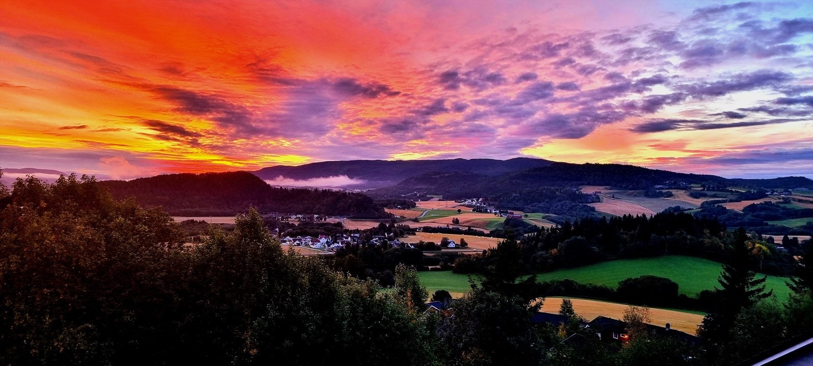 Nydelig utsikt og nydelig solnedgang. Galleribilde