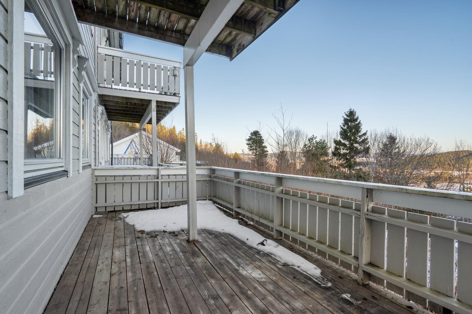 Solrik balkong med god plass til møbler og utsikt mot naturen. Galleribilde