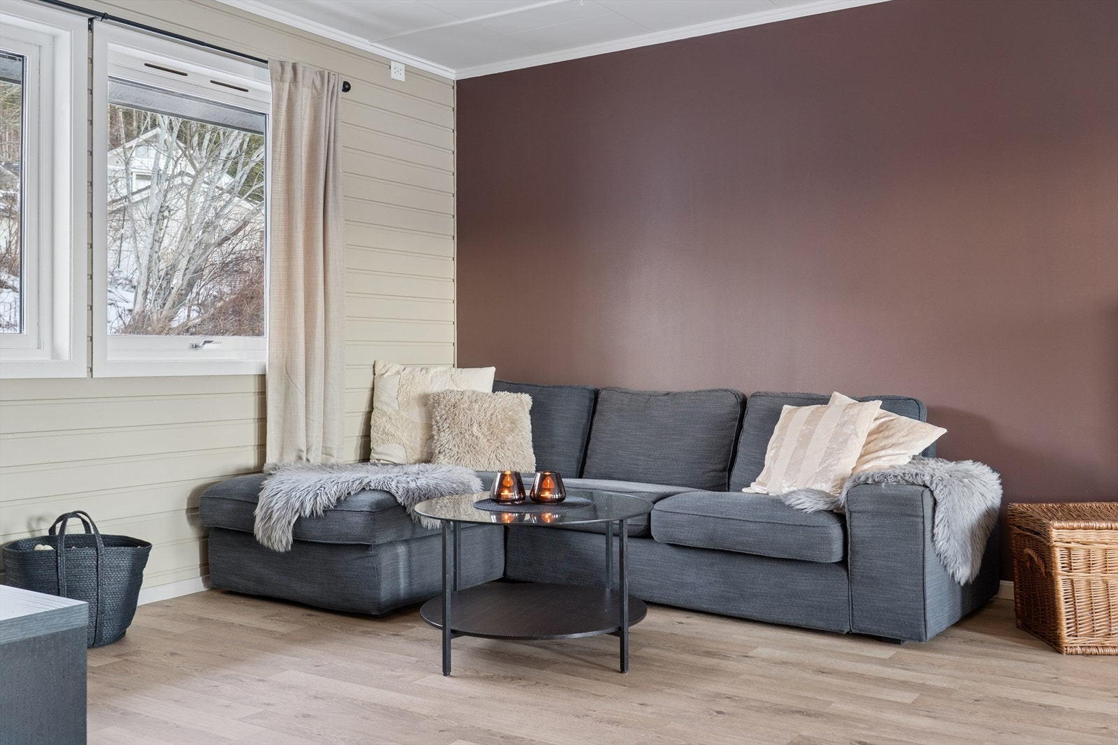 Koselig stue med store vinduer som slipper inn rikelig med lys. Galleribilde