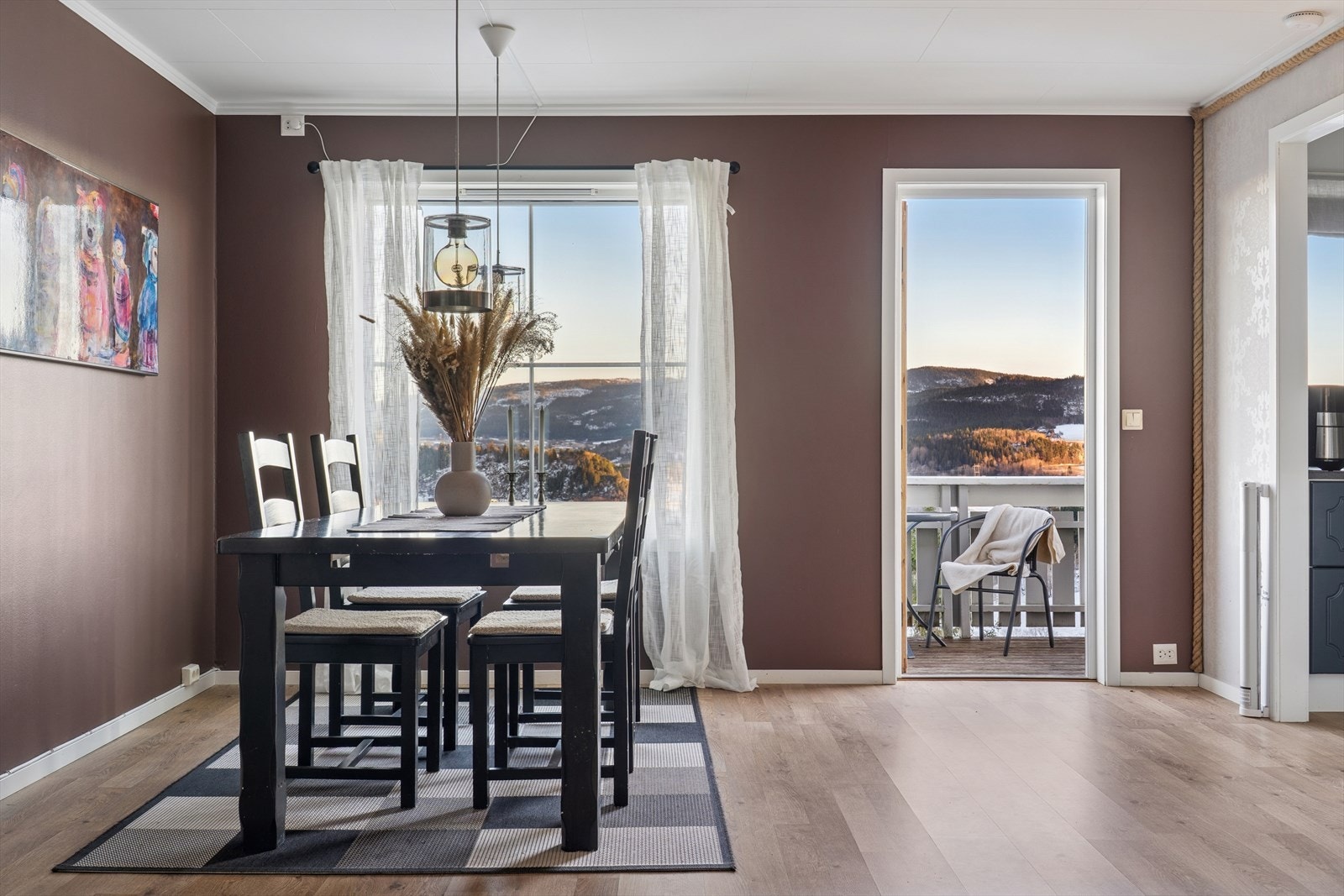 Lys og romslig stue med moderne innredning og store vindusflater. Galleribilde