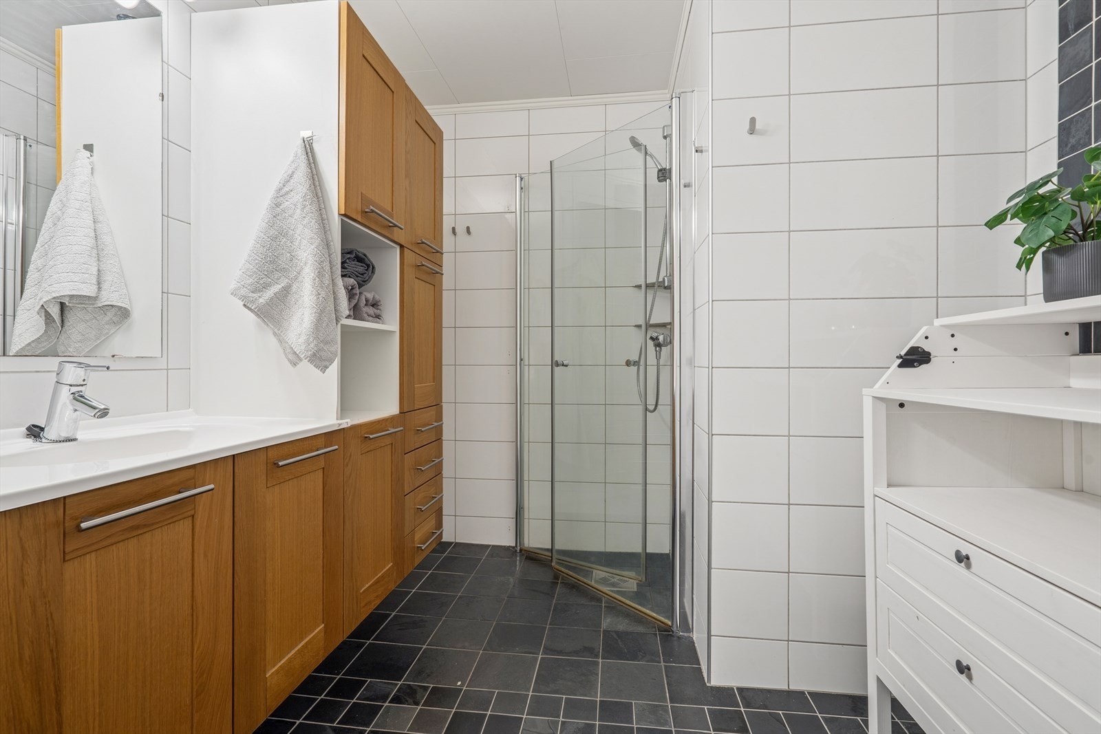 Baderom med dusjnisje, moderne innredning og god plass. Galleribilde