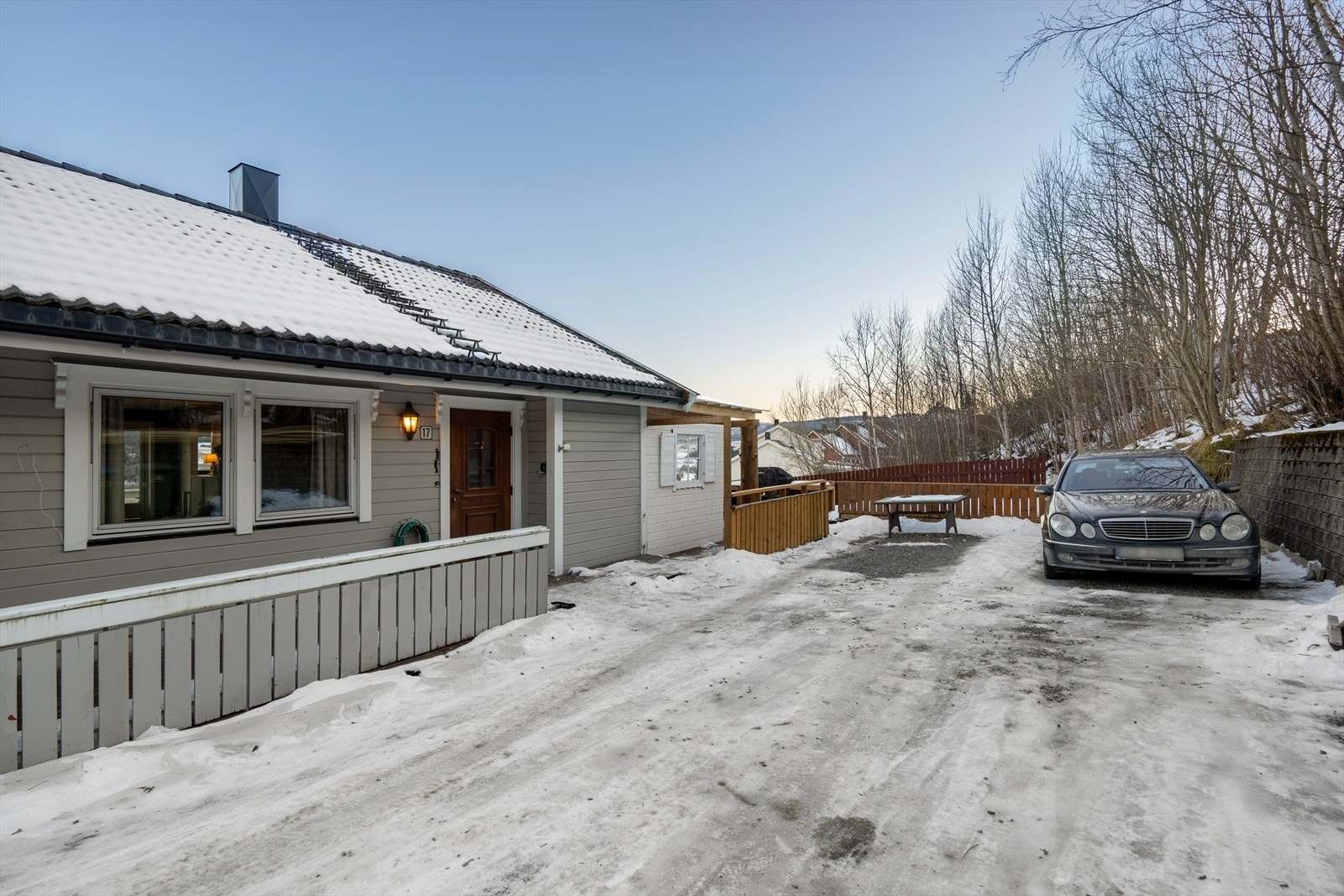 Boligens fasade med inngangsparti og opparbeidet gårdsplass. Galleribilde