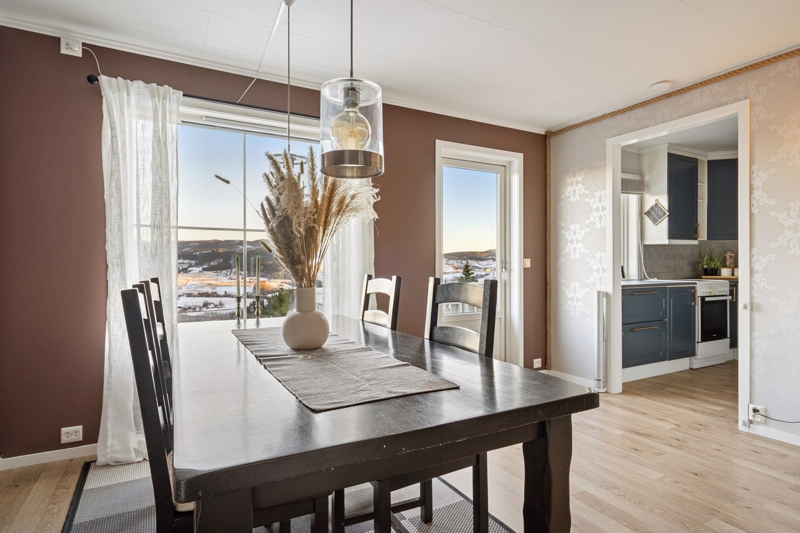 Elegant spiseplass med fine detaljer og åpning mot kjøkken. Galleribilde