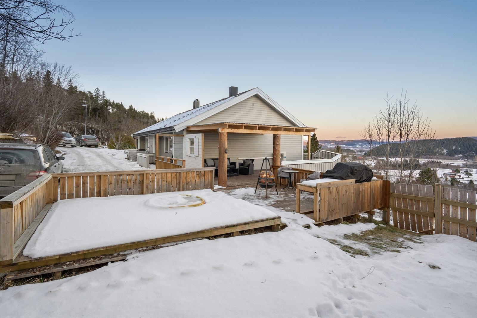 Romslig terrasse med utsikt over nærområdet og hageløsning. Galleribilde