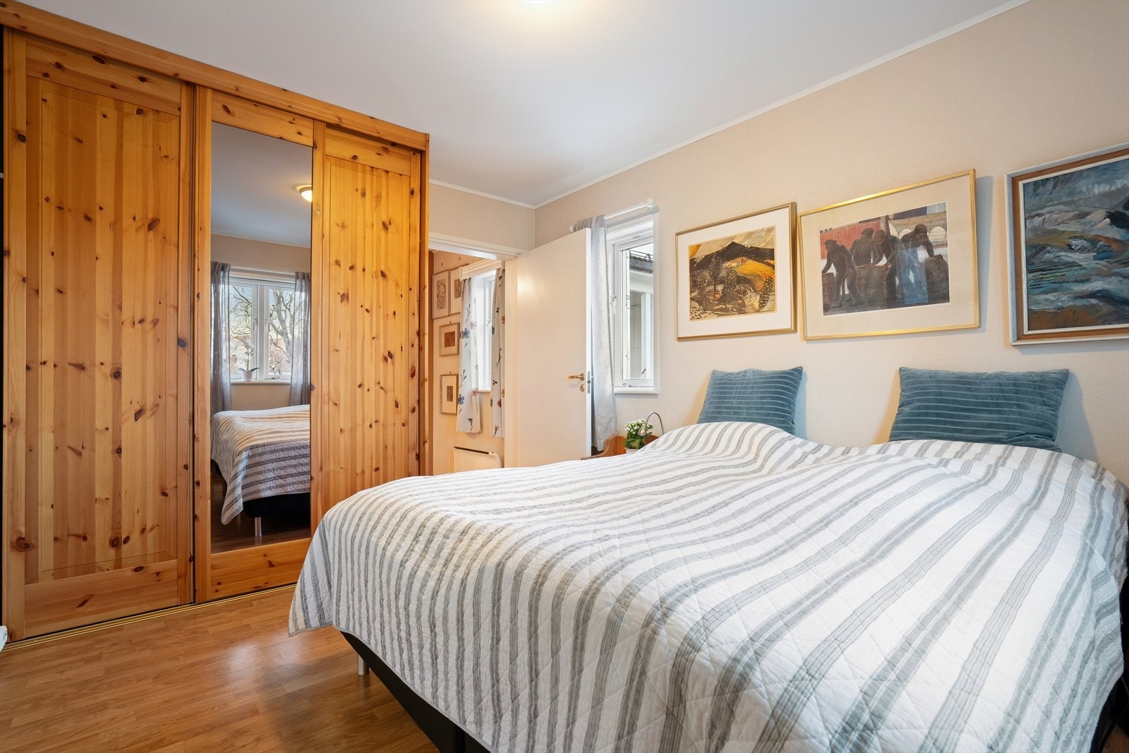 Hovedsoverommet er av god størrelse og har plass til seng og integrert garderobeskap. Galleribilde