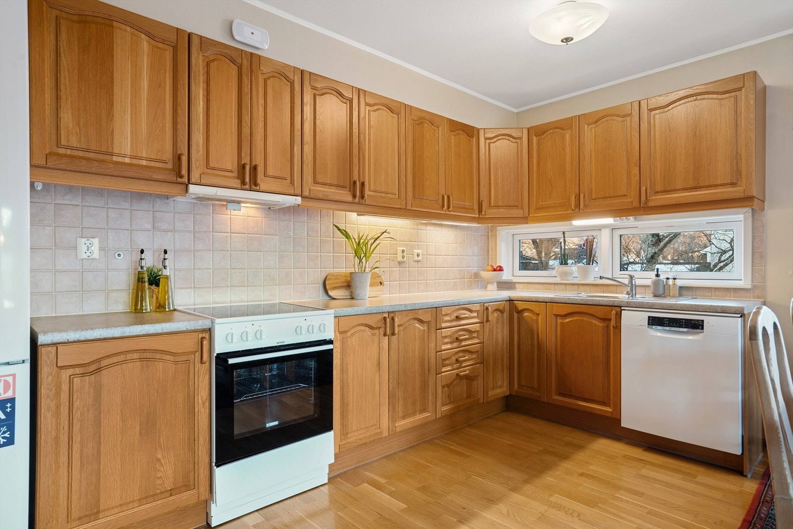 Frittstående hvitevarer som stekeovn, oppvaskmaskin og kjøl-/fryseskap medfølger. Galleribilde