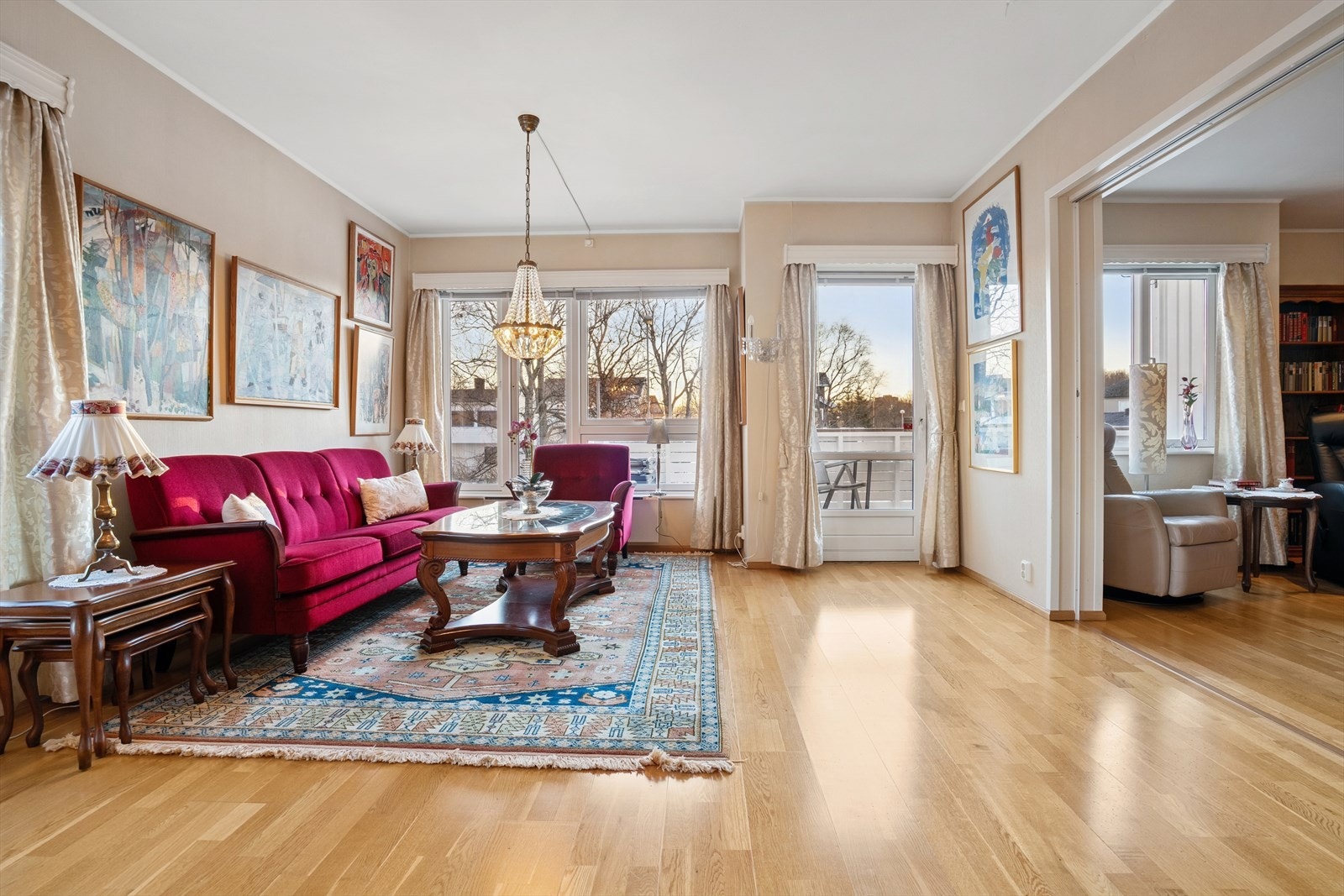 Innbydende stue med god plass til sofagruppe og annet ønsket innventar. Galleribilde