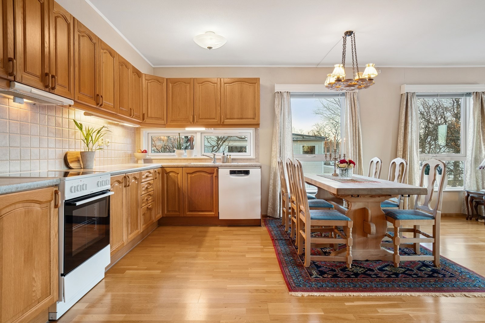 Kjøkkenet har godt med skap og benkeplass. Galleribilde