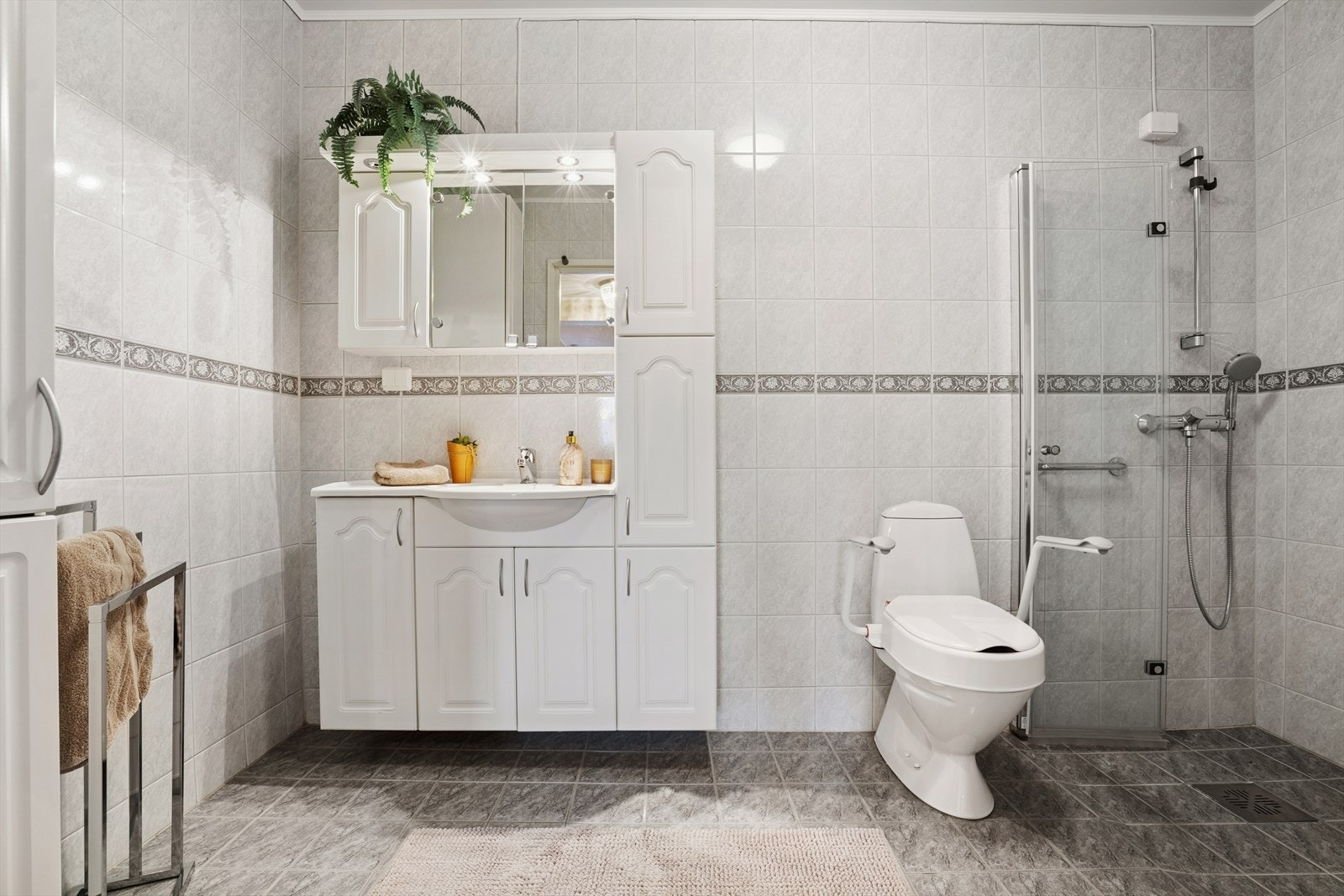 Flislagt baderom med gulvvarme. Galleribilde