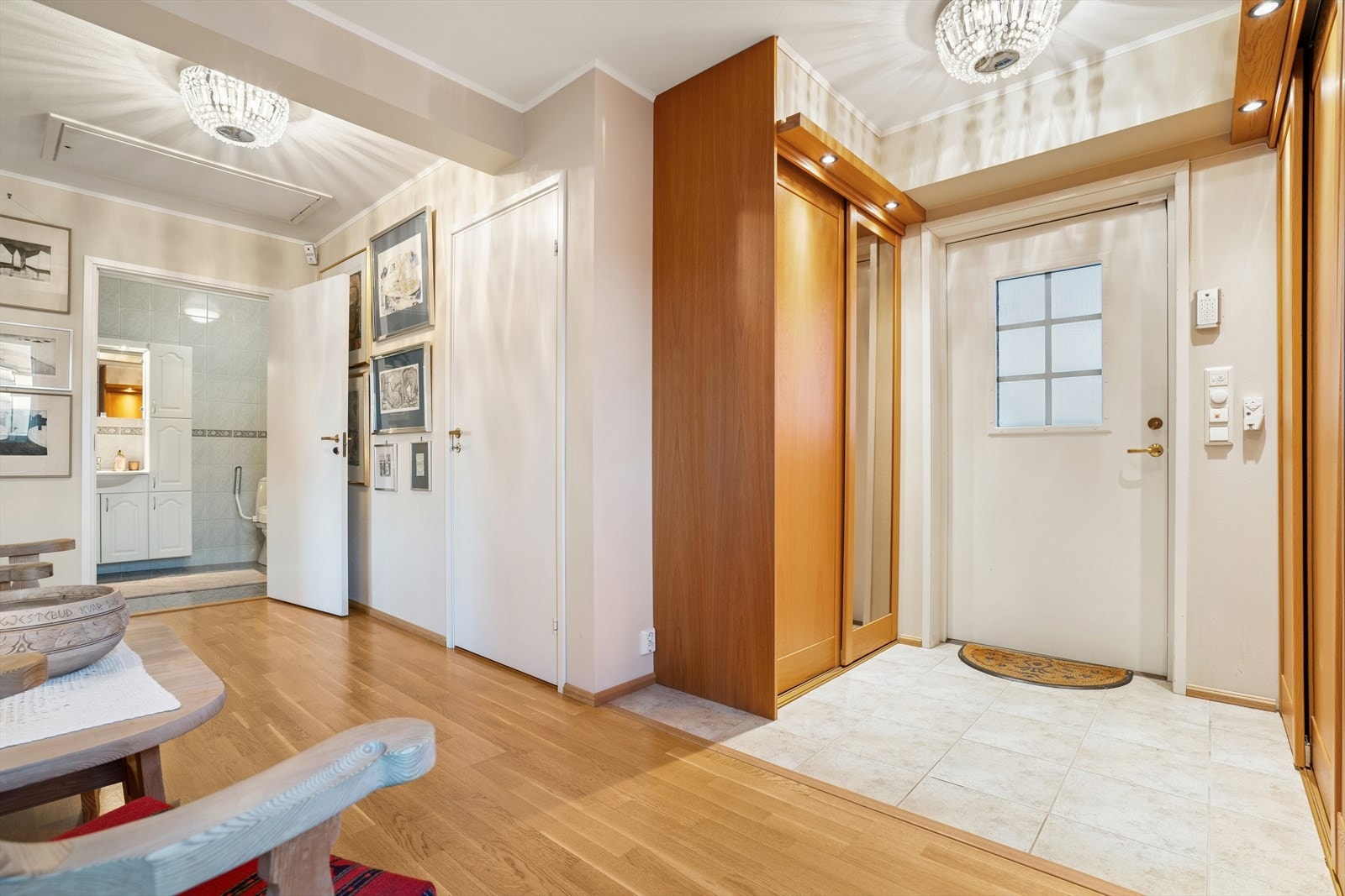 Entré med plass til sko og yttertøy i 2 praktiske skyvedørsgarderober. Fra gangen er det adkomst til et stort lagringsloft. Galleribilde