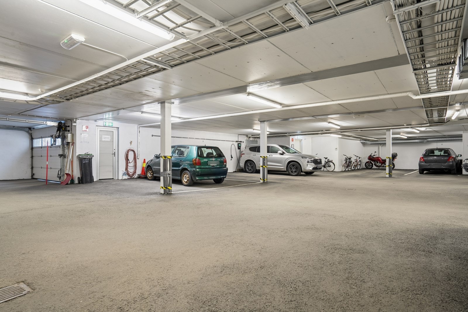 Leiligheten disponerer en parkeringsplass i felles garasjekjeller. Galleribilde