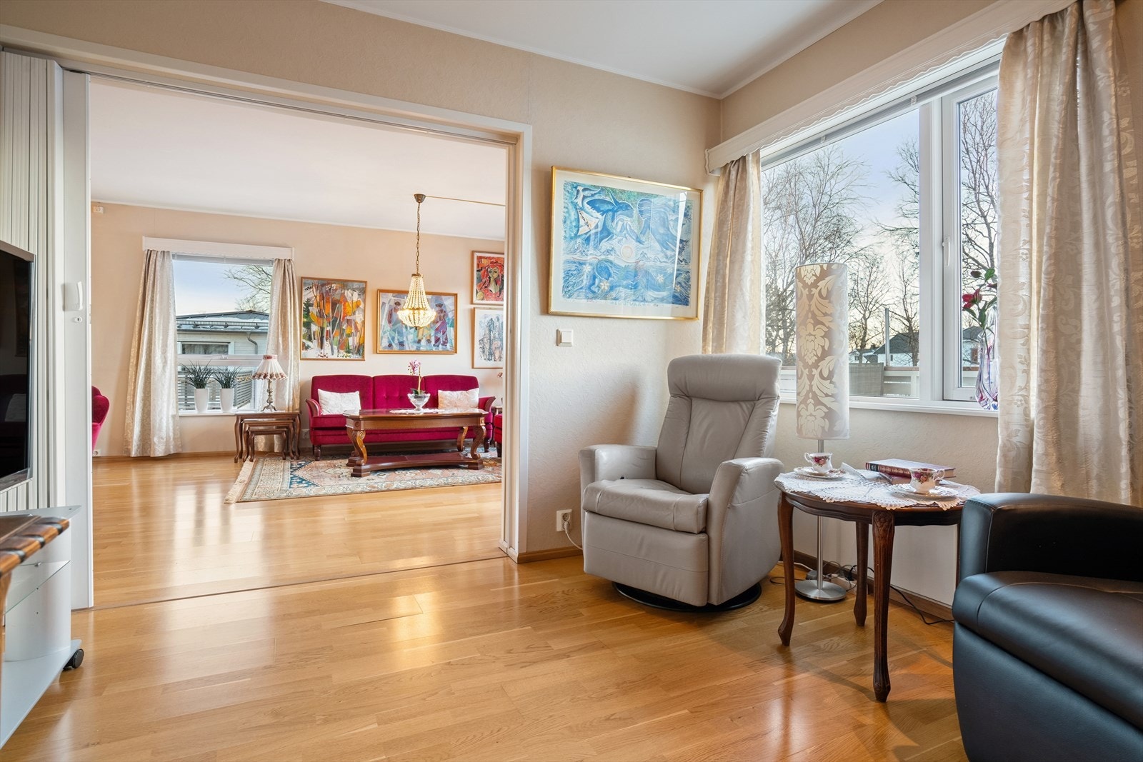 Leiligheten er opprinnelig oppført med to soverom. Det ene rommet er i dag tatt i bruk som ekstra stue med skyvedør mellom stuen og dette rommet. Galleribilde