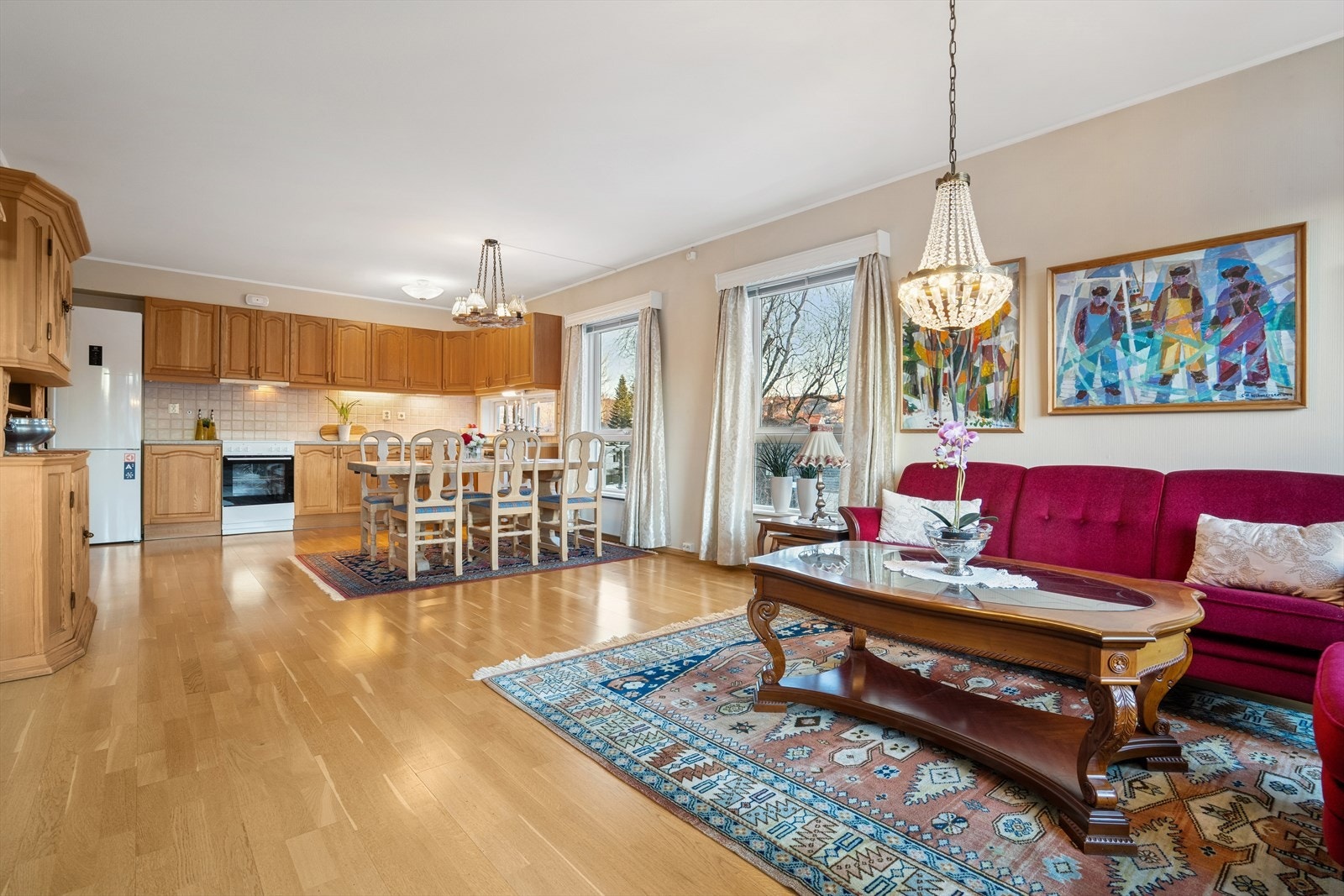 Kjøkkenet ligger i åpen løsning til stuen. Galleribilde