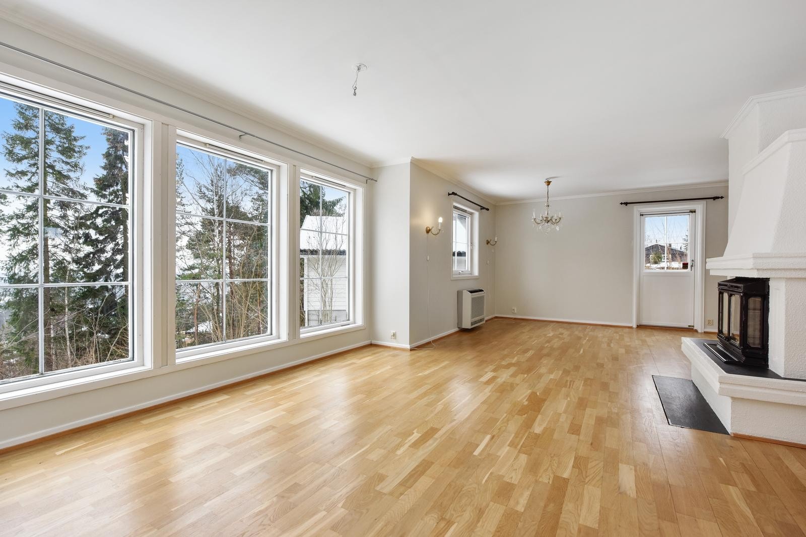 Lys og flott stue med peis Galleribilde