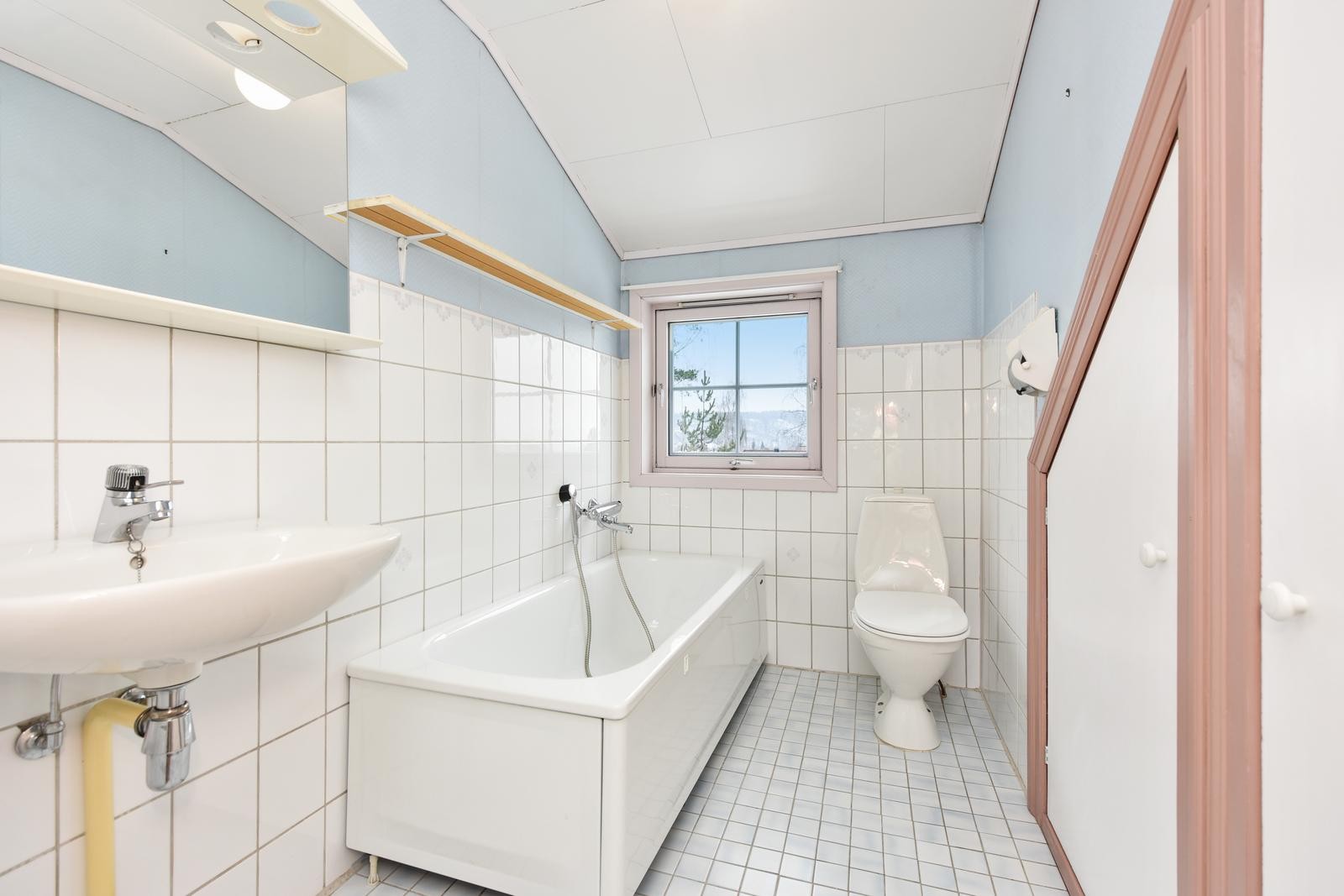 Flilagt bad med badekar i 2.etg. Galleribilde