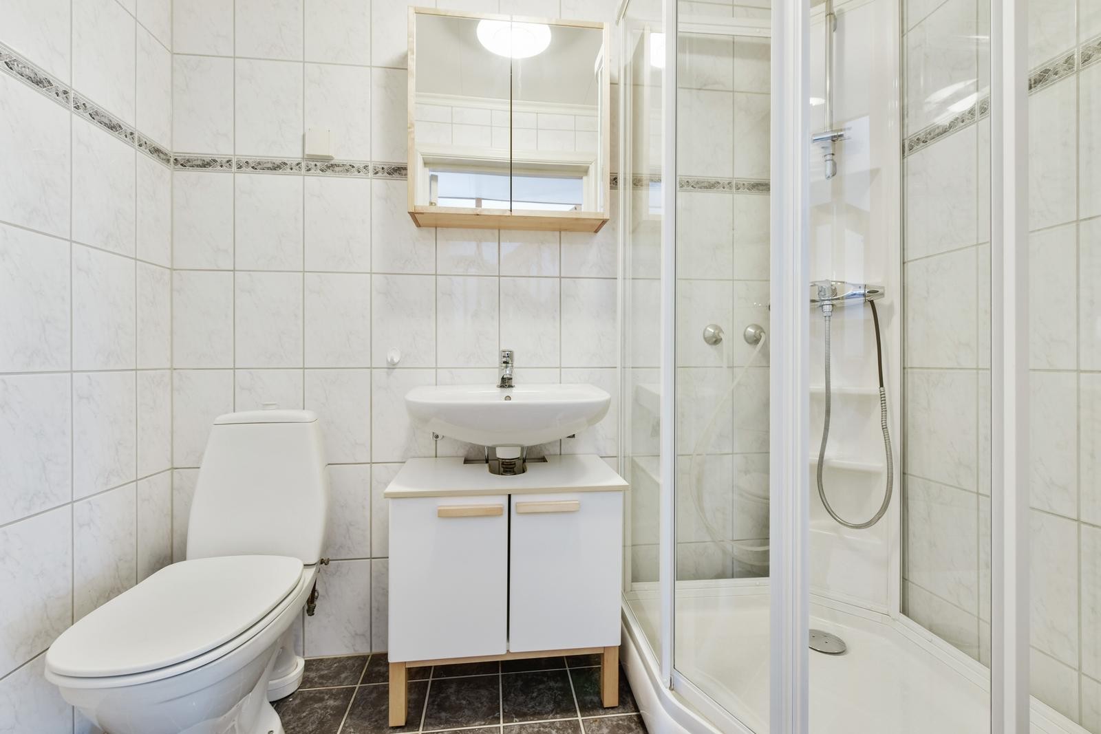 Flislagt bad med dusj i 1.etg. Galleribilde