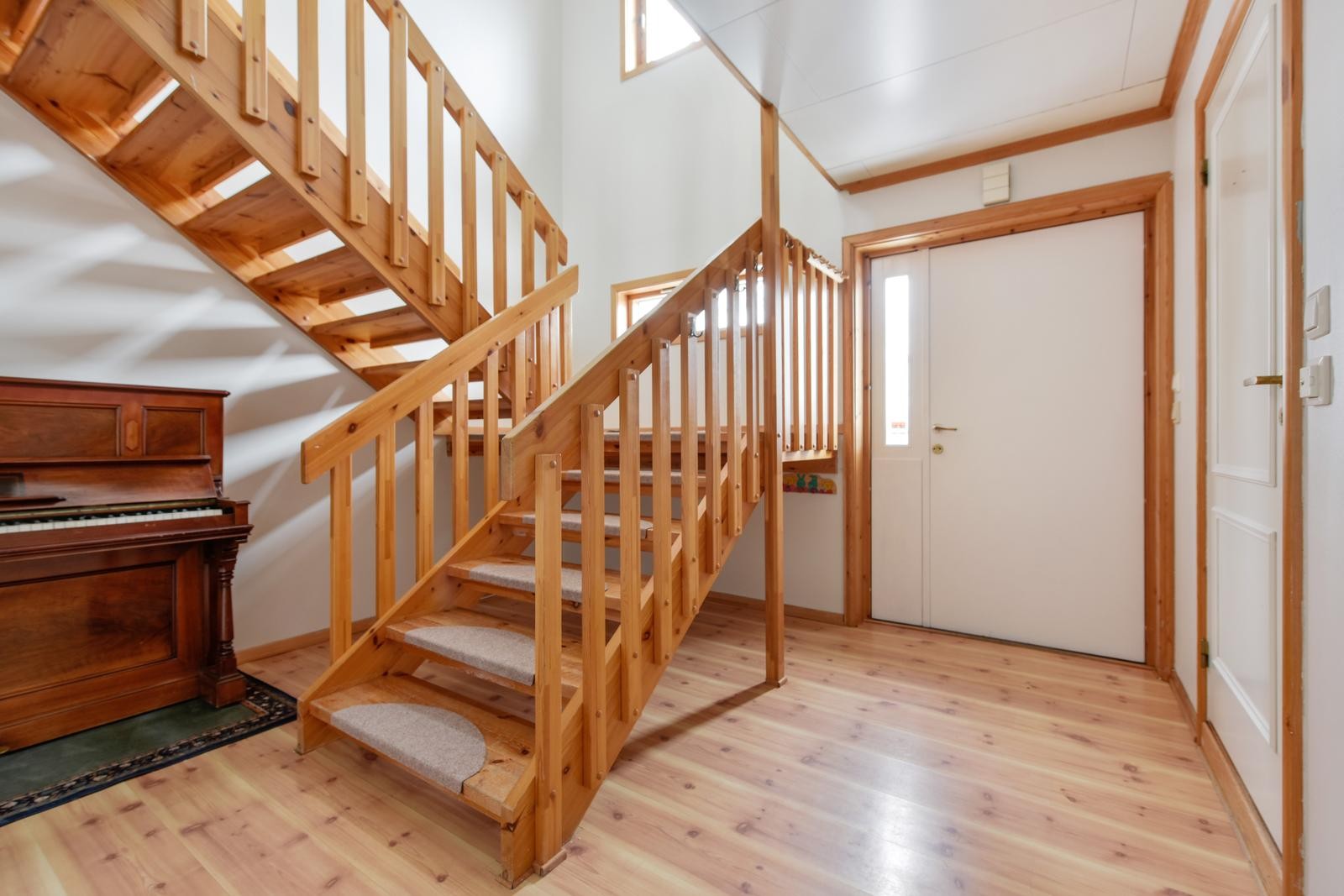 Entre med trapp opp i 2.etg. Galleribilde