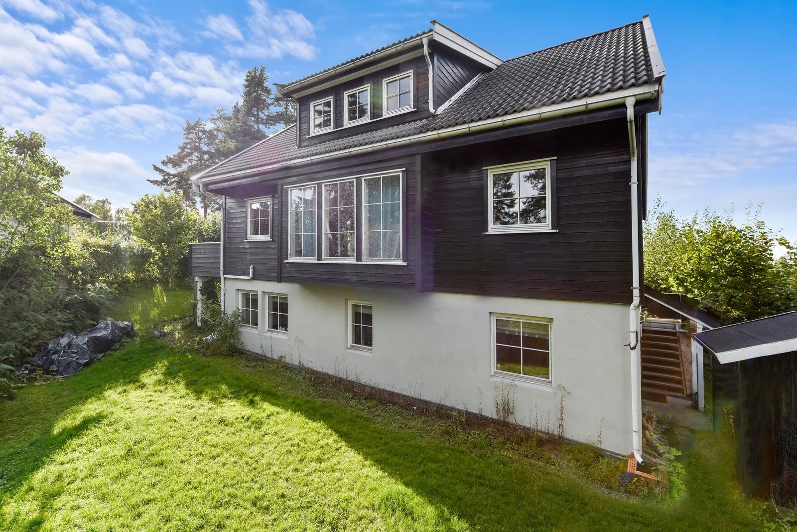 Fasade fra hage siden Galleribilde