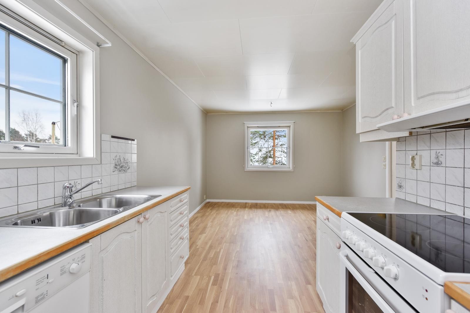 Kjøkken med romslig spiseplass Galleribilde