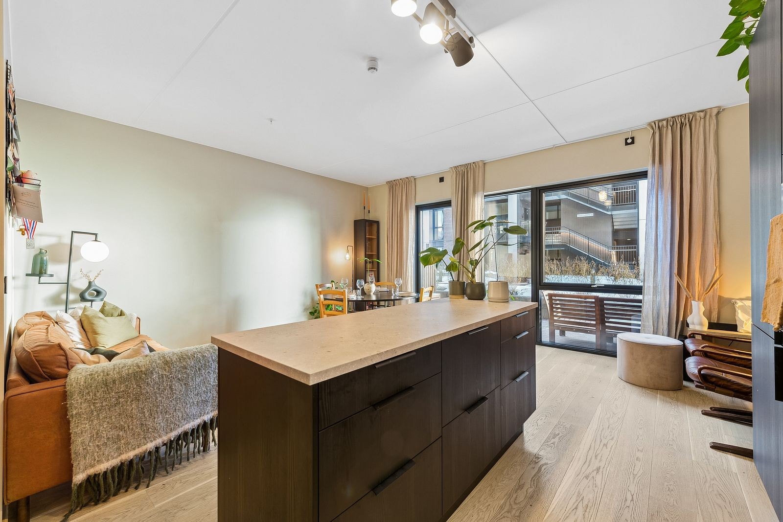 Åpen stue- og kjøkkenløsning med god plass Galleribilde