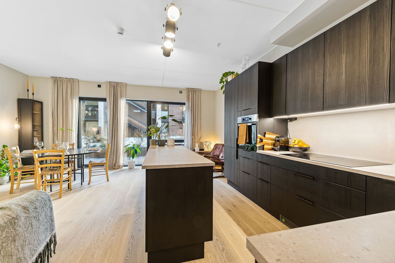 Stort kjøkken med integrerte hvitevarer Galleribilde