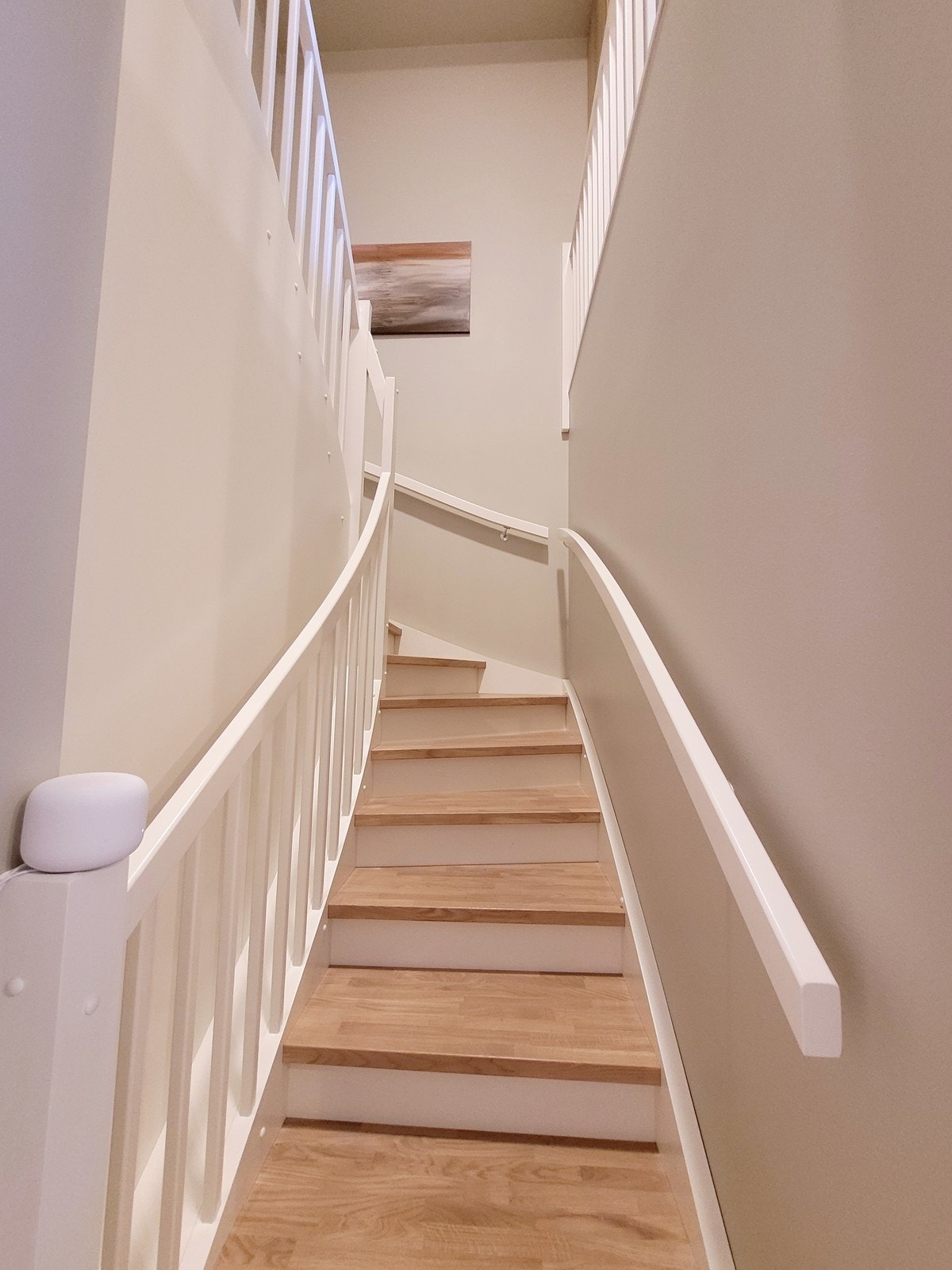 Trapp til 2. etasje. Det er bod under trappen Galleribilde