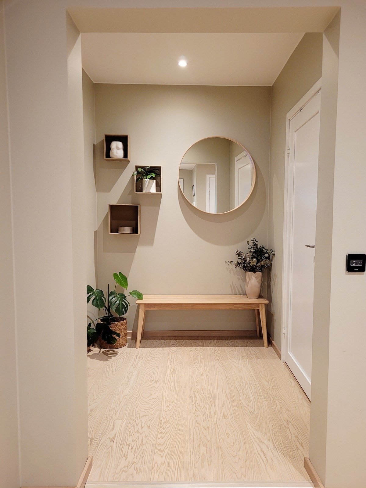 Entré med inngang til bod Galleribilde