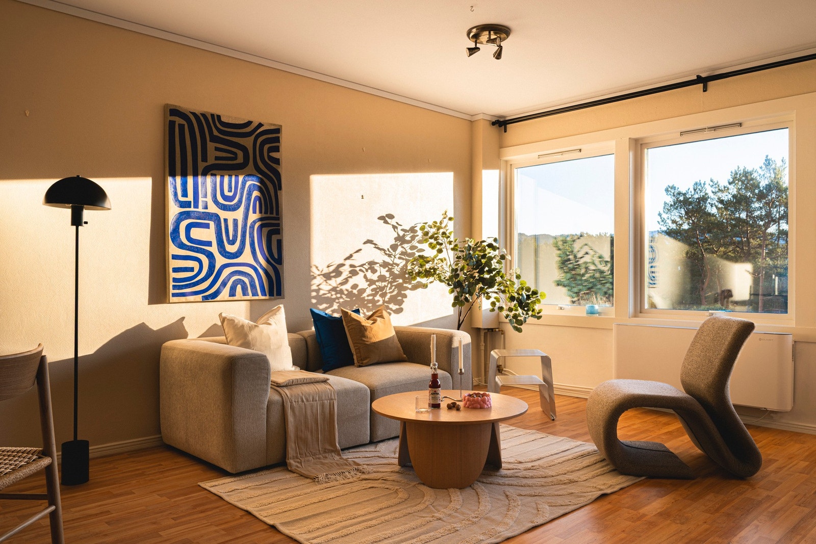 Her er det god plass til å møblere med en sofagruppe, stuebord og en hyggelig spiseplass. Galleribilde