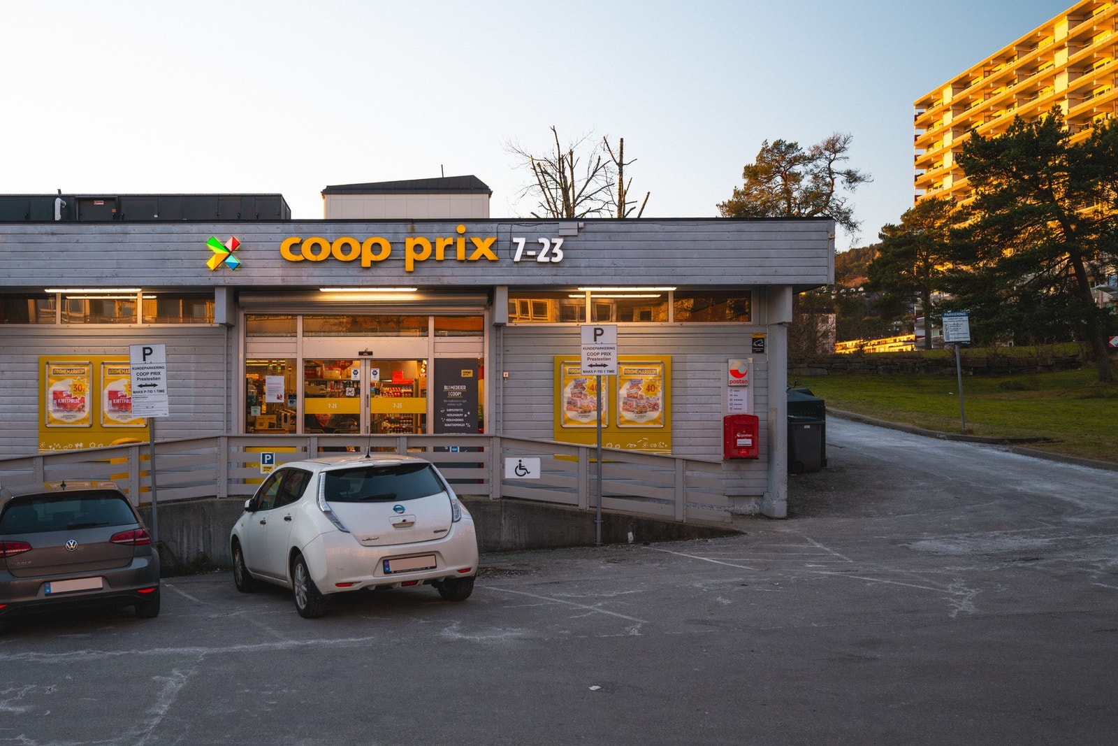 Kort vei til flere dagligvarebutikker. Galleribilde