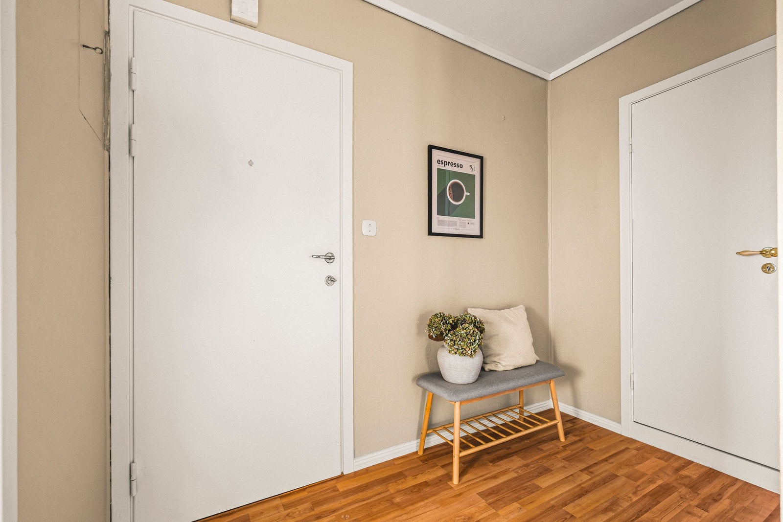 Det første som møter deg er en romslig gang på 7,6 kvm. Galleribilde