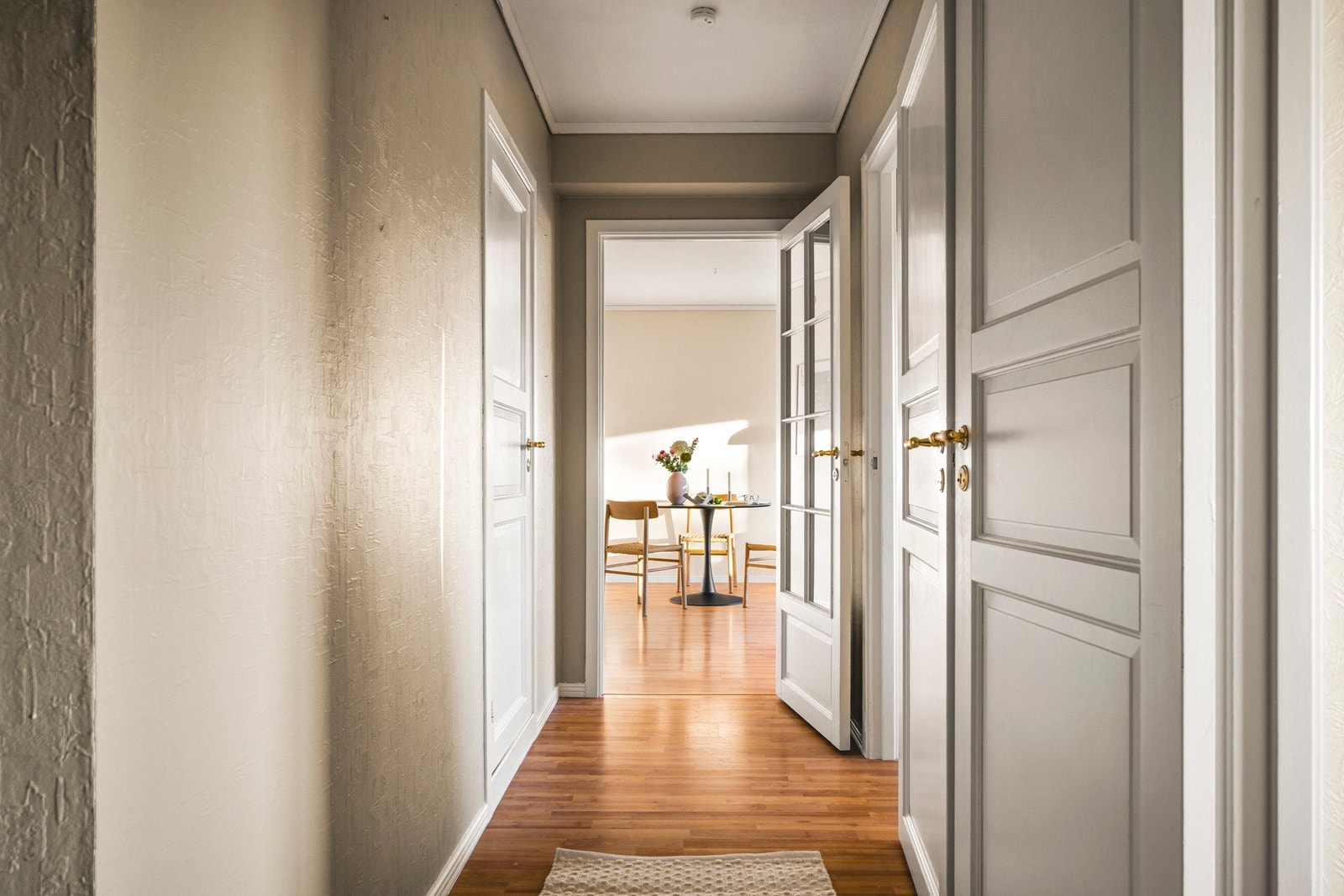 Vi tar turen videre inn til den luftige og store stuen på 24,9 kvm. Galleribilde