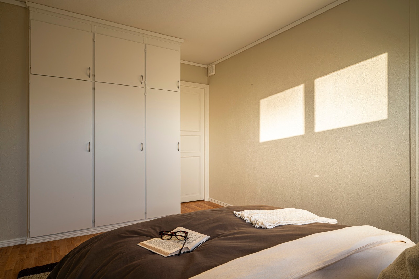 Her er det god plass til å møblere med dobbeltseng, nattbord og garderobeskap. Galleribilde