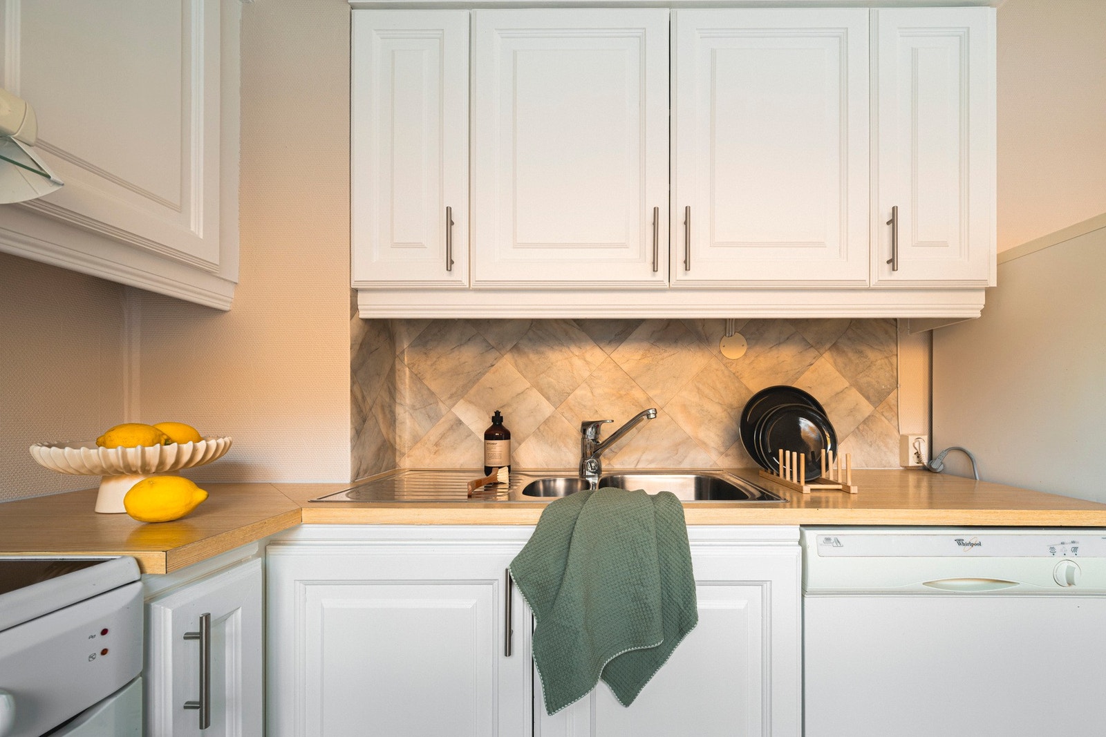 Frittstående komfyr, oppvaskmaskin og kjøleskap medfølger. Galleribilde