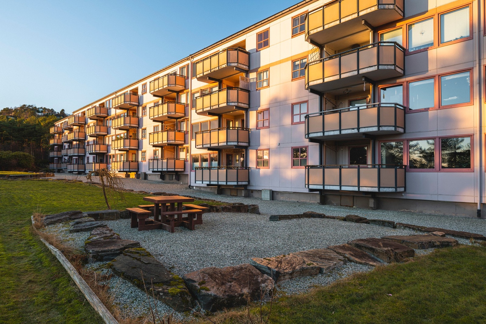 Leiligheten ligger i et rolig og attraktivt boligområde i populære Prestestien Borettslag, sentralt i Åsane bydel. Galleribilde