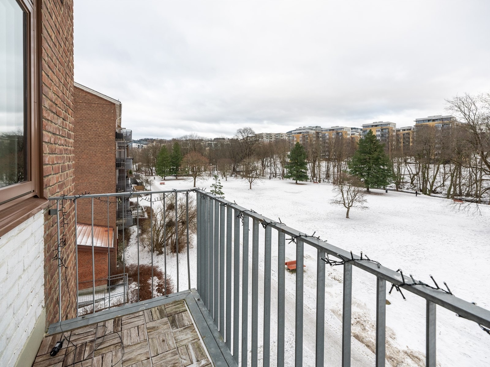 Meget fin utsikt mot Akerselva fra balkongen. Galleribilde