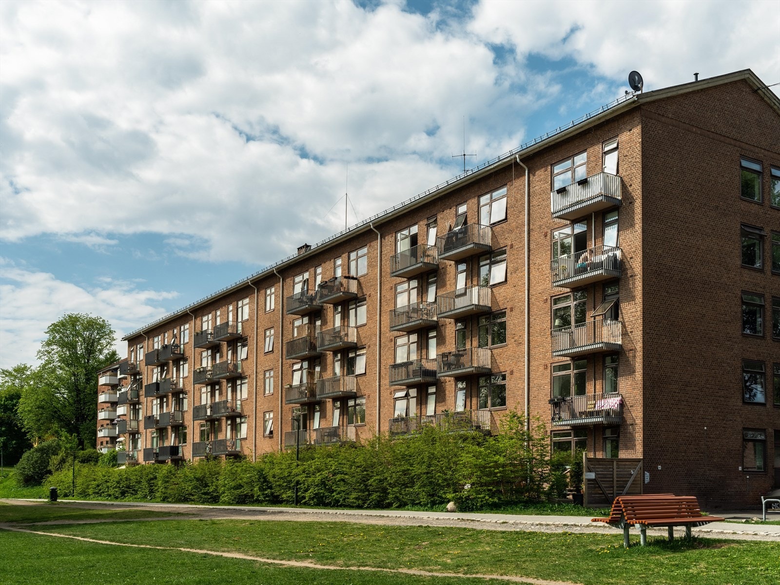 Mor Go´hjertas vei 23 har en svært sentral og attraktiv beliggenhet i et veletablert og populært boligområde på Bjølsen, med det meste av servicetilbud og byliv rett i nærheten. Galleribilde