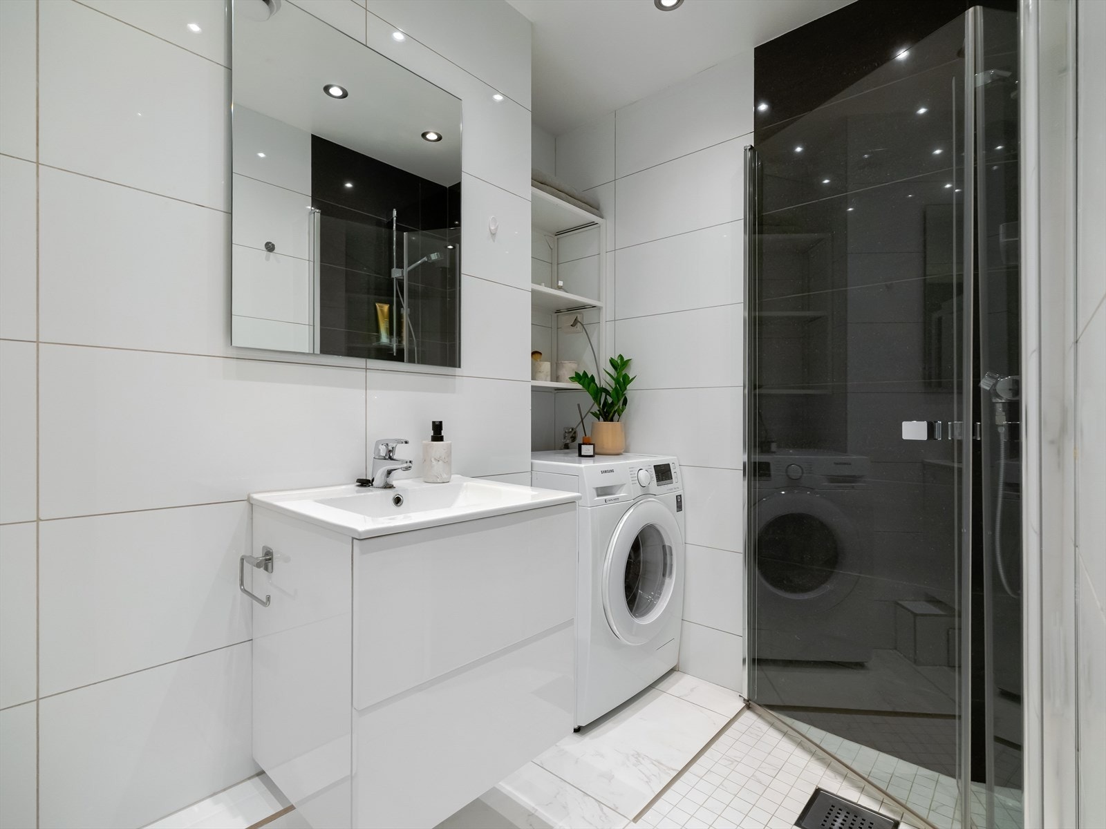 Badet er fra 2012 og har fliser på vegger og gulv. Det er underliggende gulvvarme i gulvet. Himlingen har malte plater med innfelte lys. Galleribilde