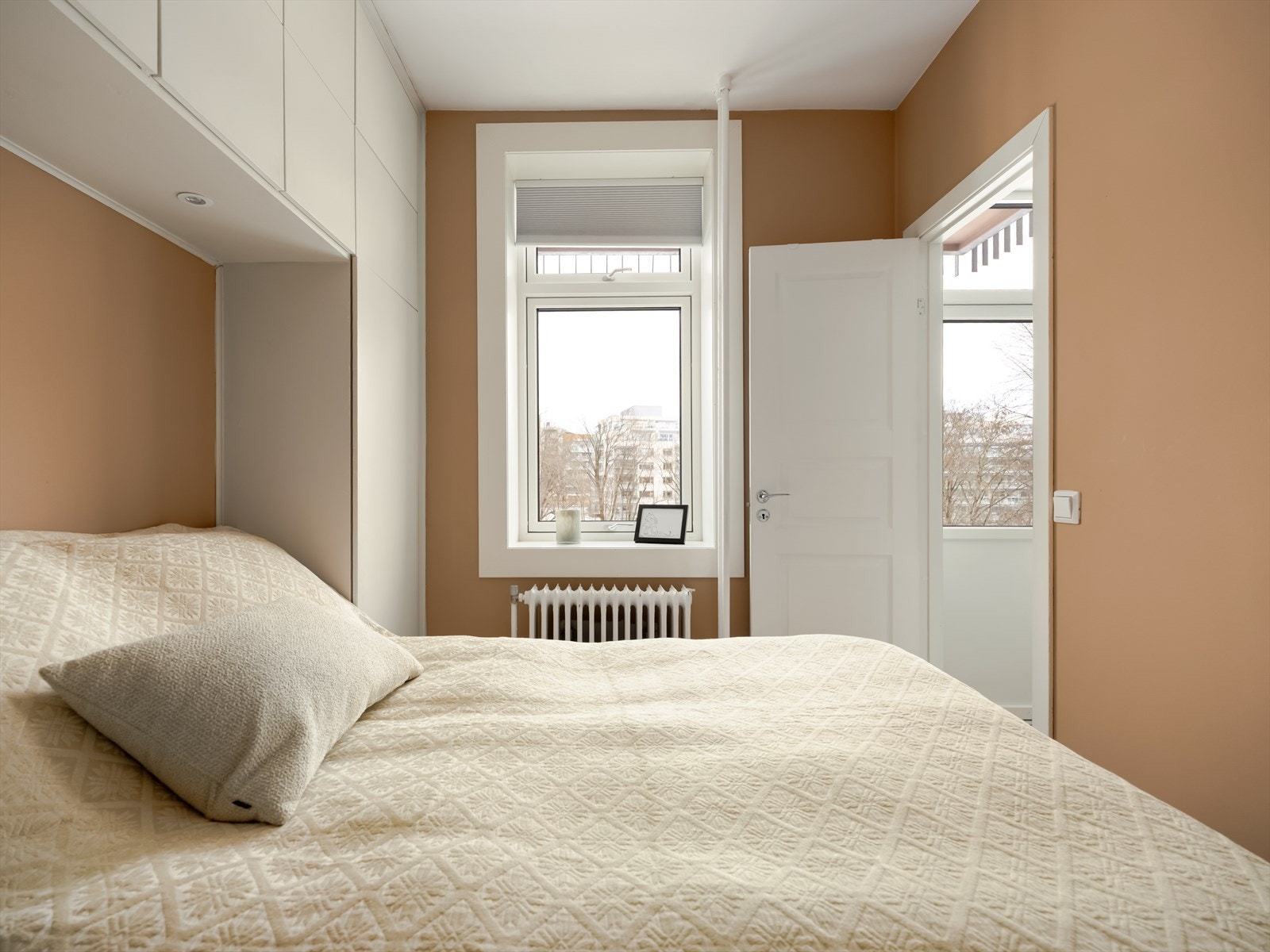 Det er godt med oppbevaringsplass i garderoben. Galleribilde