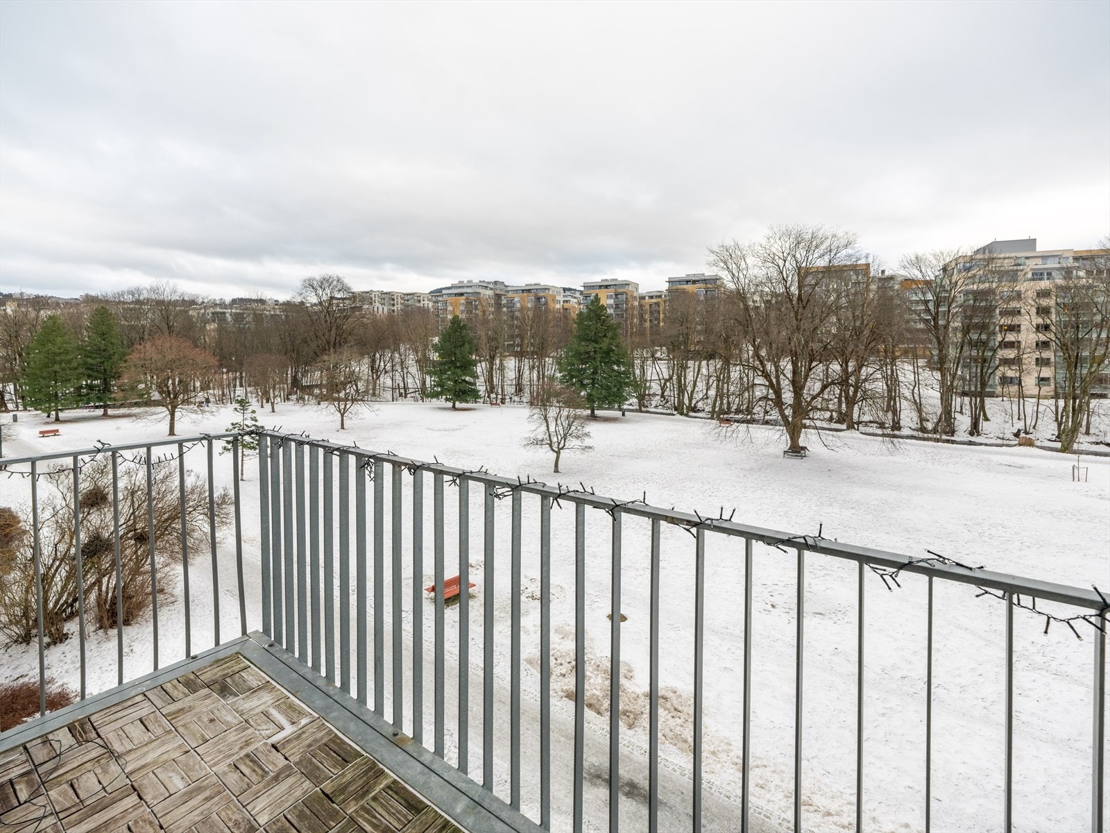 Balkongen er på 3 m² og har plass til en hyggelig sittegruppe. Galleribilde