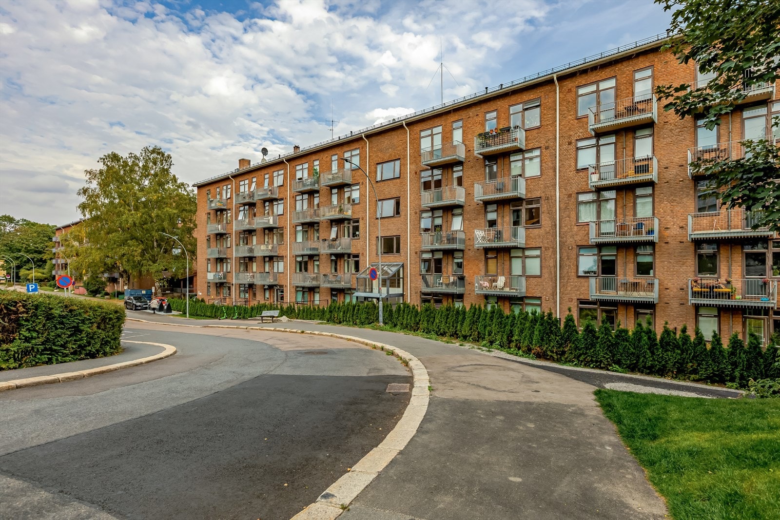 Her bor du med kort vei til både hyggelige kaféer, gode spisesteder og et bredt utvalg av dagligvarebutikker og butikker. Galleribilde