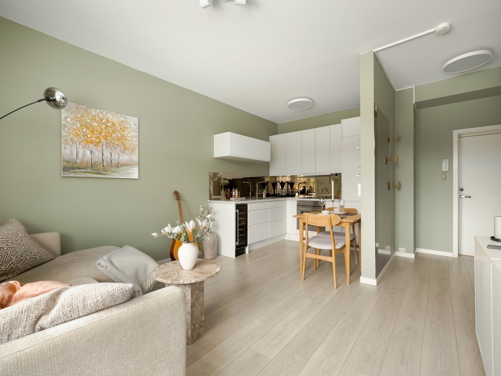 Stuen lar seg enkelt møblere med spisestue, sofagruppe og mediemøbler. Galleribilde