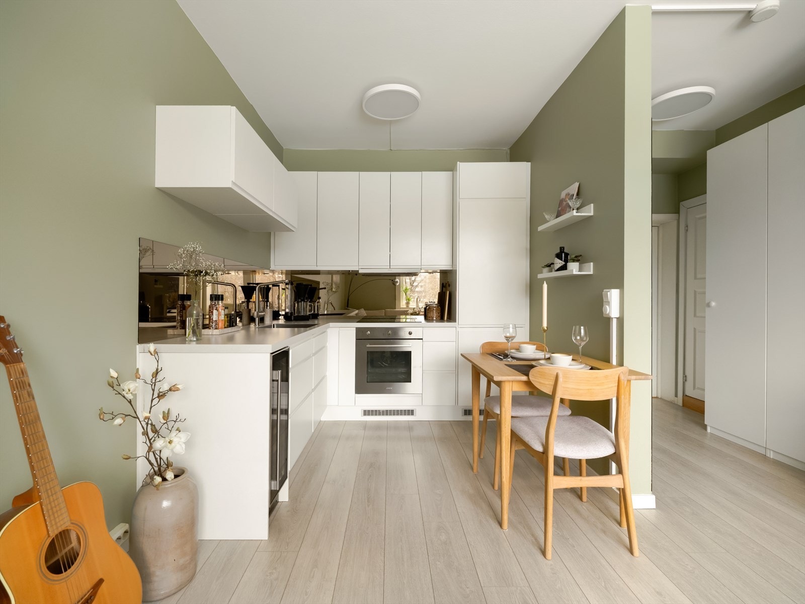 Hvitevarer som komfyr, platetopp, oppvaskmaskin, vinskap og kjøl/fryseskap er integrert i innredningen. Galleribilde