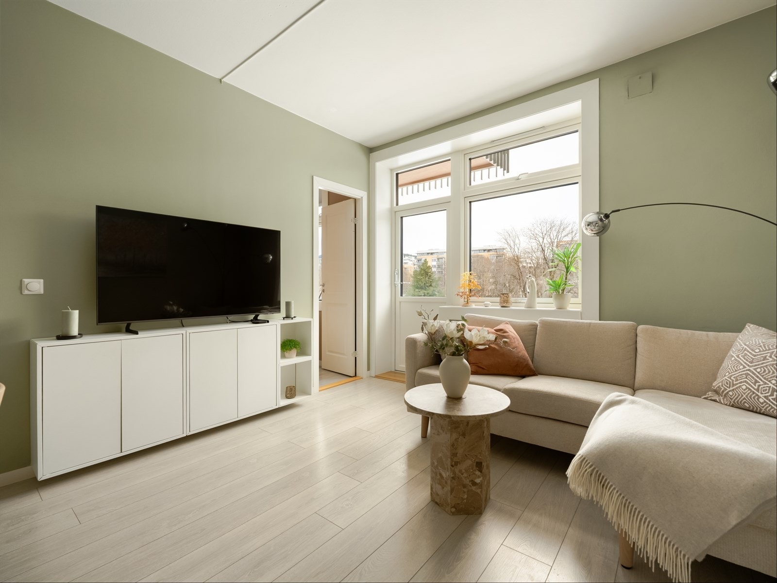 Fra stuen er det utgang til balkongen som kan oppleves som en forlengelse av stuen i sommerhalvåret. Galleribilde